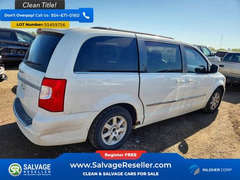 Used 2013 Chrysler Town & Country Touring FWD image 4