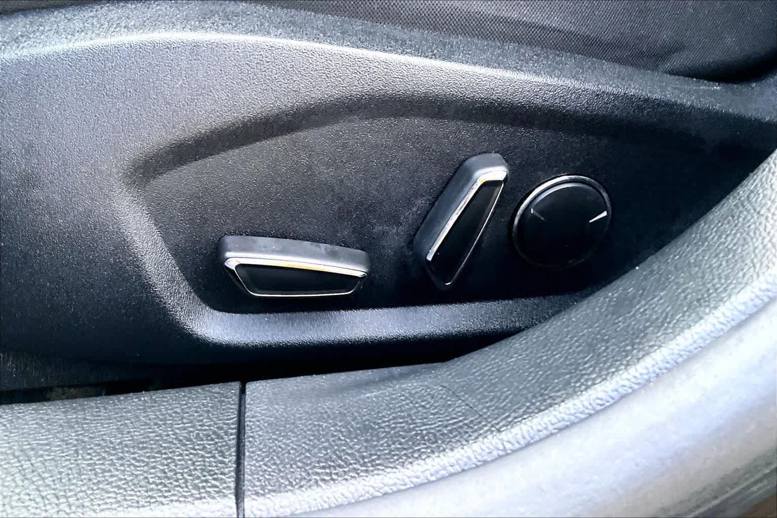 Used 2020 Ford Fusion SE FWD image 33