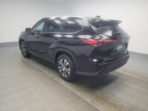 Used 2020 Toyota Highlander XLE AWD/4WD image 3