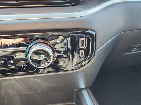 New 2026 GMC Sierra 1500 SLT image 30