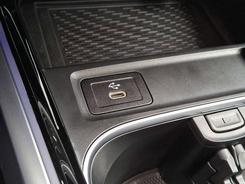 Used 2025 Mercedes-Benz GLB 250 4MATIC image 21