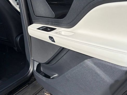 New 2026 Lincoln Aviator AWD image 17