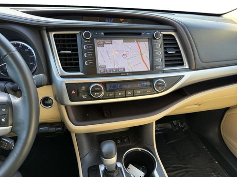 Used 2015 Toyota Highlander XLE image 12