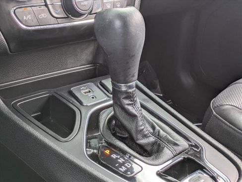 Used 2019 Jeep Cherokee Limited image 14