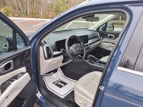 Used 2025 Kia Sorento S image 3