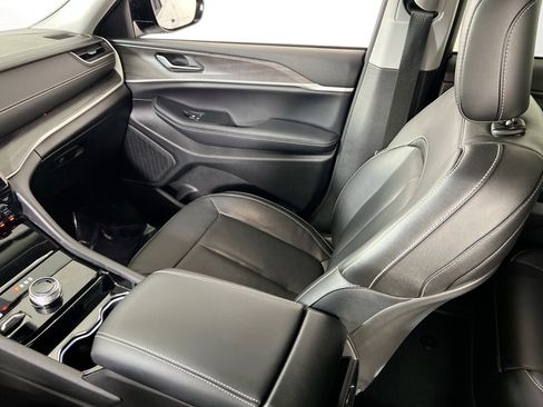 Used 2023 Jeep Grand Cherokee Limited image 23