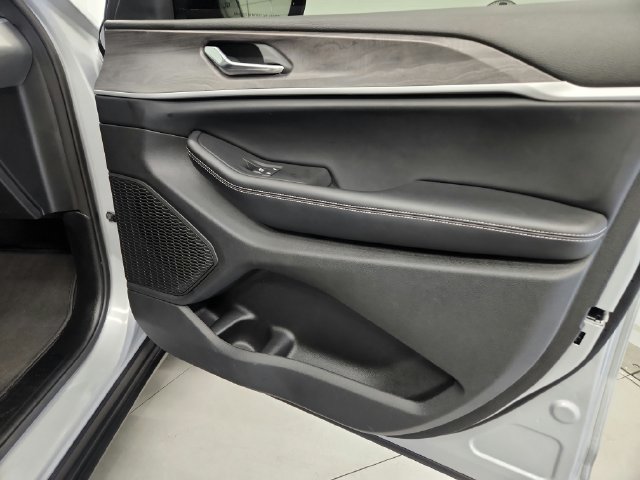 Used 2025 Jeep Grand Cherokee Limited RWD image 22