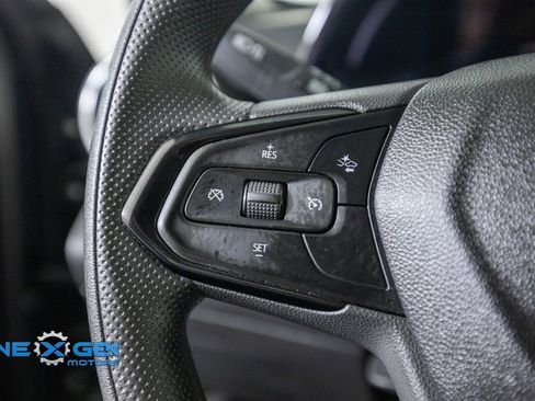 Used 2025 Chevrolet Trax LT FWD image 14