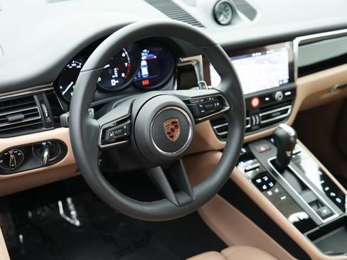 Certified 2026 Porsche Macan AWD/4WD image 7