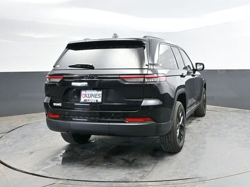 Used 2025 Jeep Grand Cherokee Altitude AWD/4WD image 9