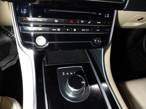Used 2017 Jaguar XE Prestige AWD/4WD image 18