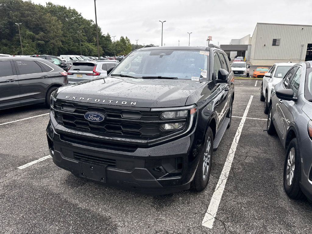 Used 2025 Ford Expedition Active AWD/4WD image 5