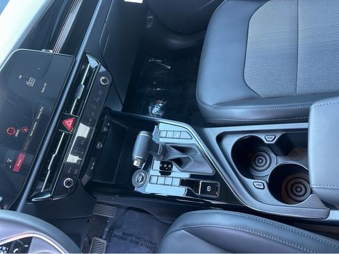 Certified 2025 Kia Niro EX image 28