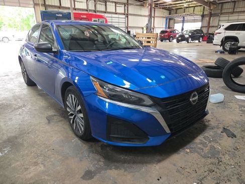 Used 2025 Nissan Altima 2.5 SV FWD image 3