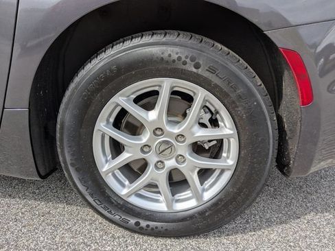 Used 2023 Chrysler Pacifica Touring-L FWD image 18