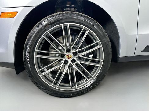 Certified 2026 Porsche Macan AWD/4WD image 11