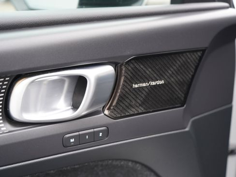 Used 2019 Volvo XC40 T5 R-Design image 23