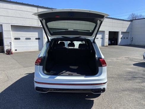 Certified 2022 Volkswagen Tiguan SE R-Line image 31