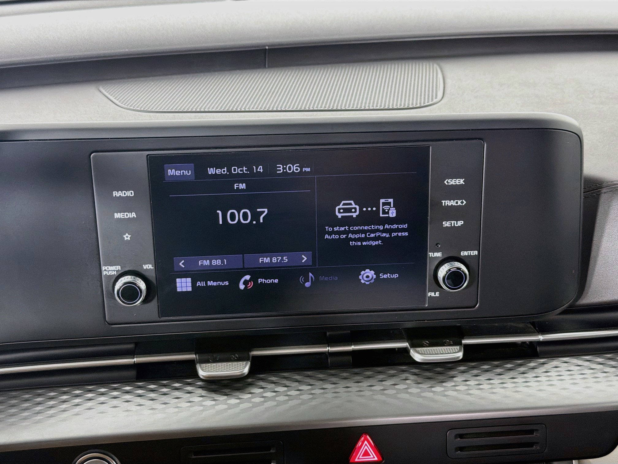 Used 2022 Kia Carnival LX FWD image 21