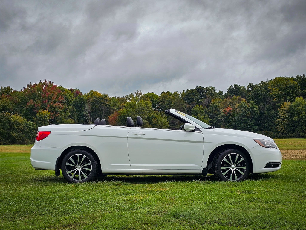 Used 2011 Chrysler 200 S FWD image 3