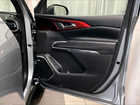 Used 2025 Chevrolet Traverse RS image 12