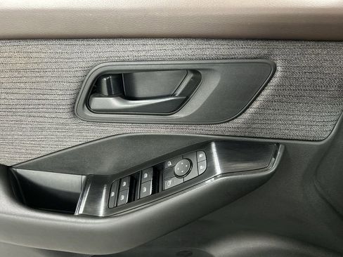 Used 2023 Nissan Rogue S image 11