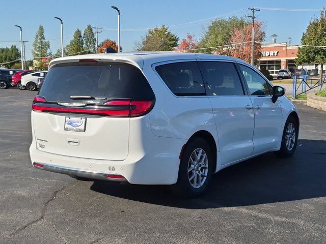 Used 2023 Chrysler Pacifica Touring-L FWD image 5