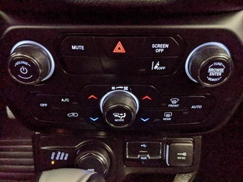 Used 2023 Jeep Renegade Latitude AWD/4WD image 9