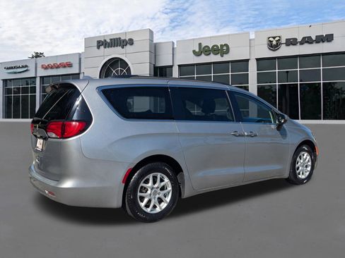 Certified 2020 Chrysler Voyager Lxi FWD image 3