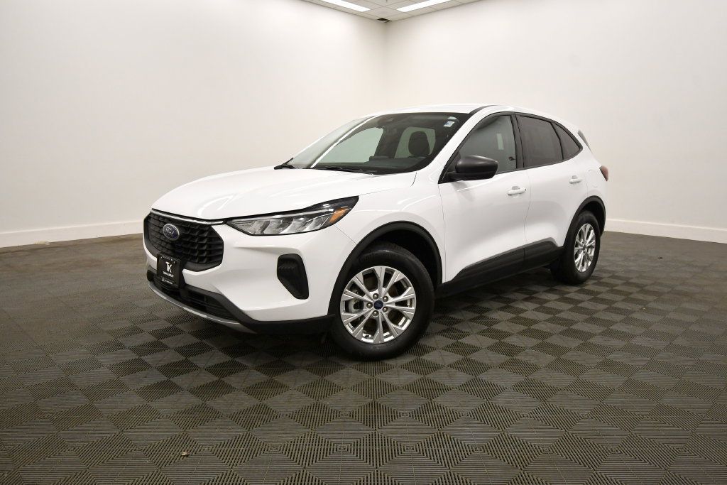 Used 2025 Ford Escape Active AWD/4WD image 2
