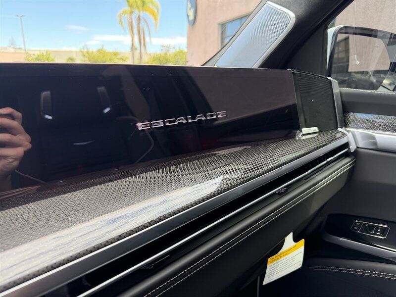 Used 2026 Cadillac Escalade V w/ LPO, ONYX Package AWD/4WD image 19