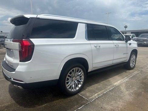Used 2025 GMC Yukon XL Denali w/ Denali Reserve Package AWD/4WD image 9