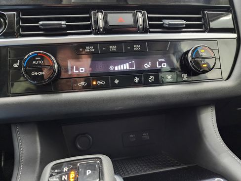 Used 2025 Nissan Pathfinder SV image 46