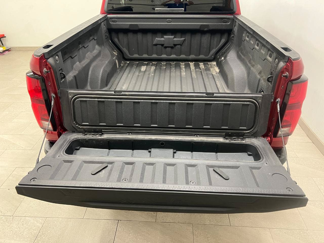Used 2025 Chevrolet Colorado Z71 w/ Technology Package AWD/4WD image 21