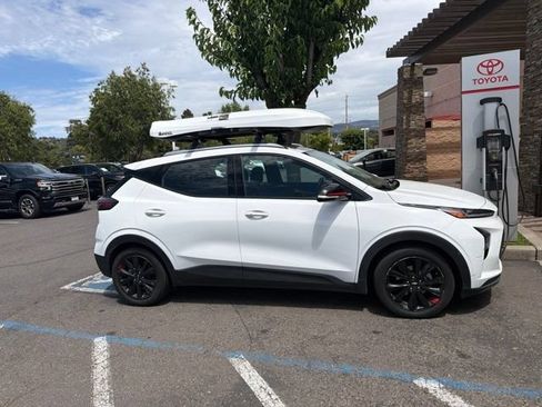 Used 2023 Chevrolet Bolt EUV LT w/ Convenience Package FWD image 4