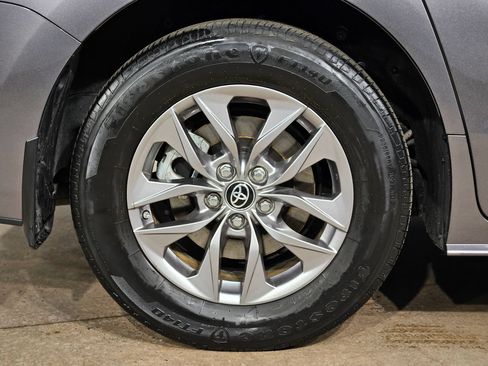 Used 2023 Toyota Sienna LE w/ LE Plus Package FWD image 17