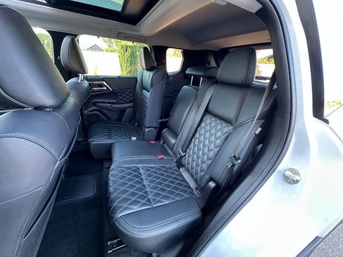 Used 2023 Mitsubishi Outlander SEL AWD/4WD image 11