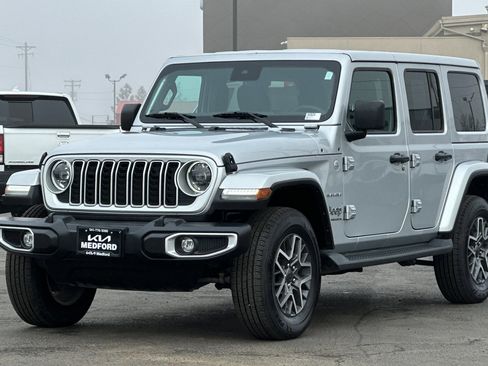 Used 2024 Jeep Wrangler Sahara image 9