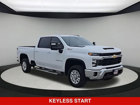 Used 2024 Chevrolet Silverado 2500 LT AWD/4WD image 2