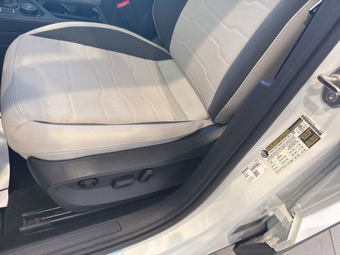 Used 2025 Volkswagen Taos SE w/ Panoramic Sunroof Package image 21