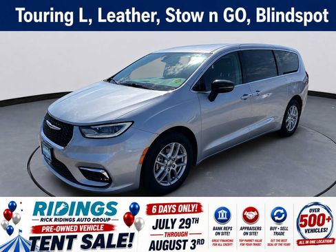 Used 2024 Chrysler Pacifica Touring-L FWD image 1