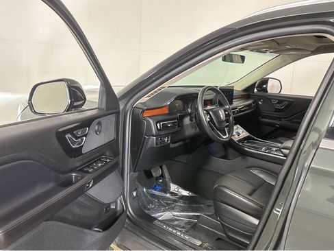 Used 2023 Lincoln Aviator Reserve w/ Equipment Group 201A image 2