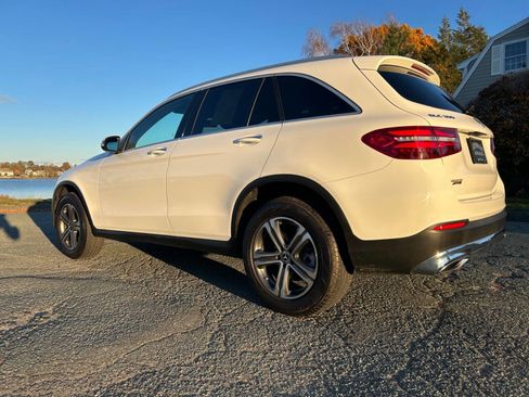 Used 2019 Mercedes-Benz GLC 300 4MATIC w/ Multimedia Package image 23
