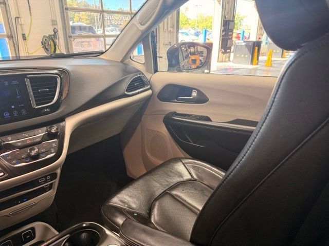 Used 2017 Chrysler Pacifica Touring-L Plus w/ Tire & Wheel Group FWD image 19