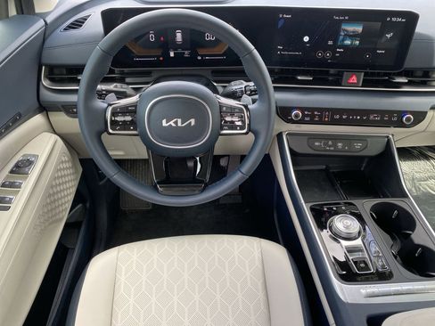 Used 2025 Kia Carnival EX FWD image 12