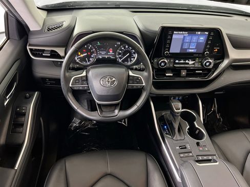 Used 2022 Toyota Highlander XLE image 22