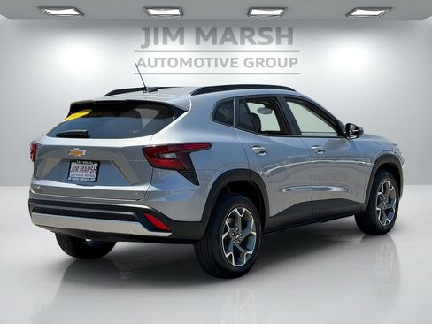 Used 2025 Chevrolet Trax LT FWD image 6