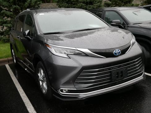 Certified 2025 Toyota Sienna Limited AWD/4WD image 3
