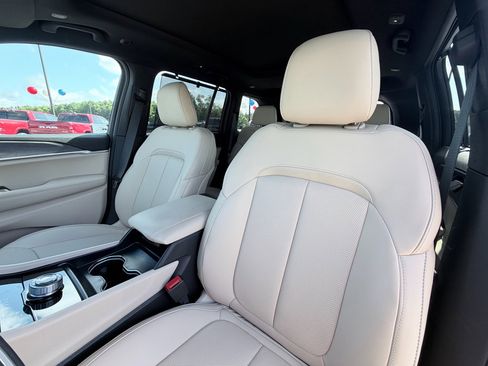 Used 2025 Jeep Grand Cherokee Limited w/ Luxury Tech Group II RWD image 24