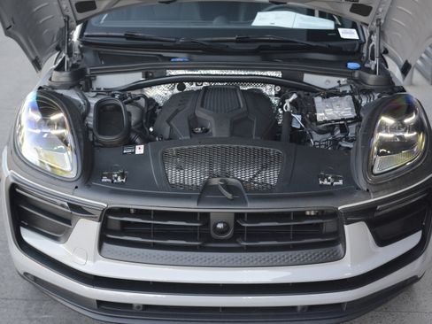 Certified 2026 Porsche Macan AWD/4WD image 36